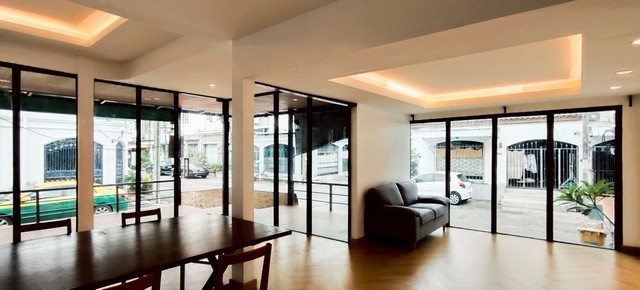 ขายโฮมออฟฟิศ3ชั้น หลังมุม พระราม9  ใกล้เซ็นทรัลพระราม9 ห่างจากถนนพระราม 9 เพียง 200 เมตร 