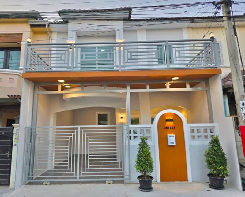 AIR-220 หมู่บ้านปิยวรารมย์1 ถนนเมน ที่นี่ที่เดียว 4 ห้องนอน3 ห้องน้ำ มีระเบียงหน้าบ้านและหลังบ้าน (ถนนเมนค้าขายได้)
