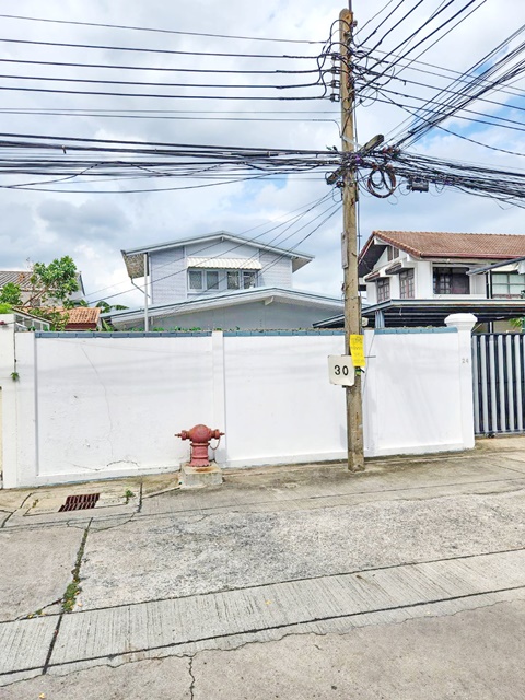 ซ.ประชาชื่น 1-8 มจพ. 4.5 กม. MRTบางซื่อ1.5 กม. 3-4นอน  60ตรว. 200ตรม.สะพาน99 450ม. บ้านเดี่ยว 2ชั้น  2น้ำ  เกทเวย์ แอท บางซื่อ