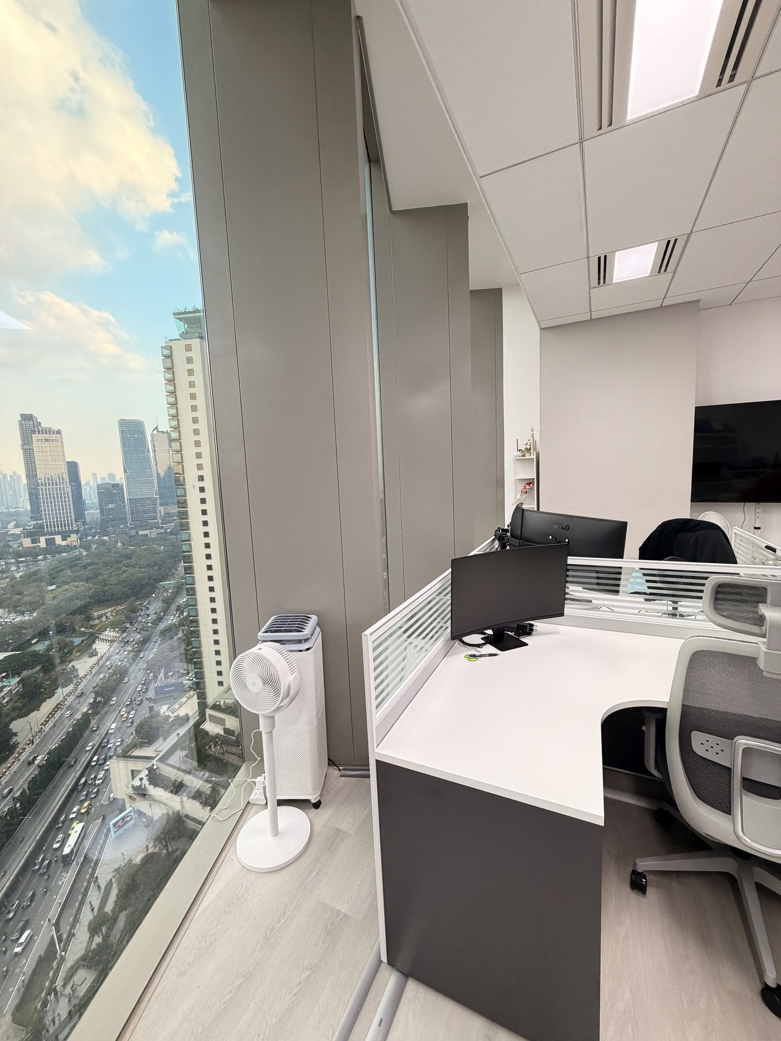 เซ้งสัญญาเช่า Office ตกแต่งแล้วพร้อมเข้าอยู่ สีลม ศาลาแดง ใกล้ MRT BTS เดินได้ใน1นาที