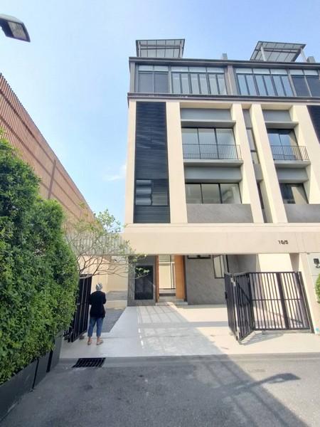 ให้เช่าทาวน์โฮม 3.5 ชั้น 24 ตร.ว. โครงการไอเรส พระราม 9 ถนนพระราม 9