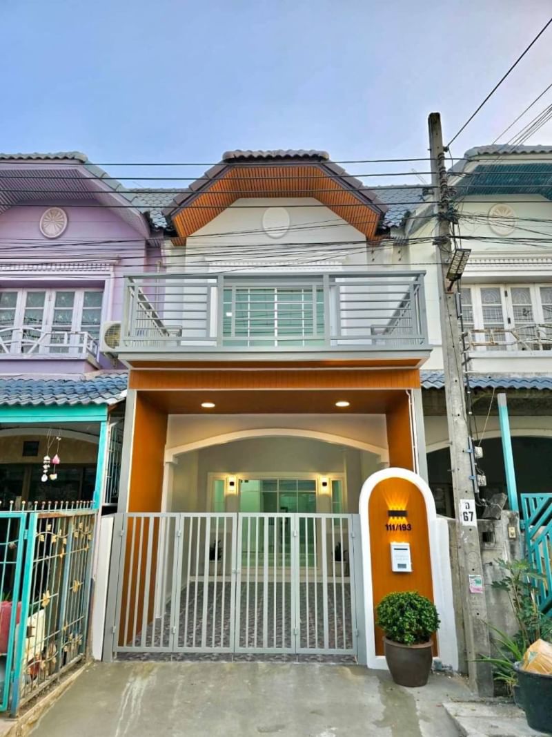 AIR-219 หมู่บ้านมนวดีกรีนพาร์ค ติดถนนบ้านกล้วย ถนนเมน ค้าขายได้ ถนนเมนกว้าง 12 เมตร ต่อเติมระเบียงหน้าบ้าน 