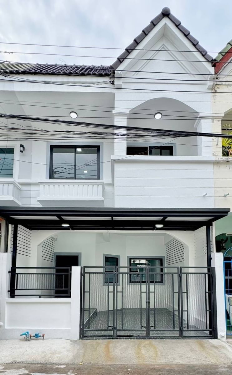 A25 หมู่บ้านบัวทองธานี ติดถนนกาญจนาภิเษก ตรงข้ามสมบัติบุรี บ้านเล่นระดับโมเดิร์น ห้องโถงกว้าง หลังบ้านไม่ติดใครรับลมเย็นสบาย