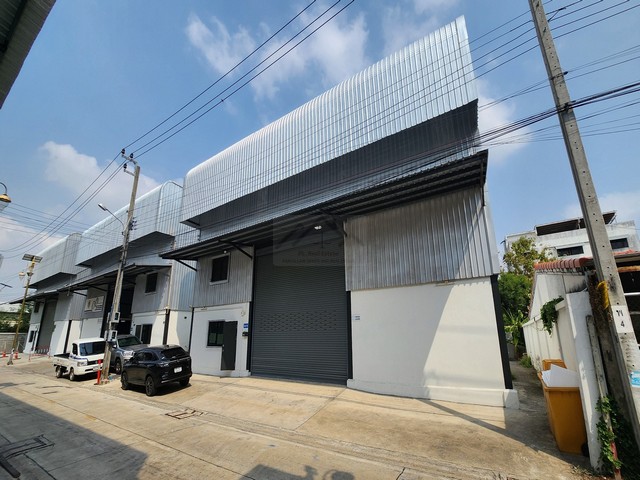ให้เช่าโกดังสินค้าและสำนักงาน 2 ชั้น 300 ตร.ม. ซอยลาดกระบัง 14-1 เพียง 15 นาทีถึงมอเตอร์เวย์ ใกล้สนามบินสุวรรณภูมิ 